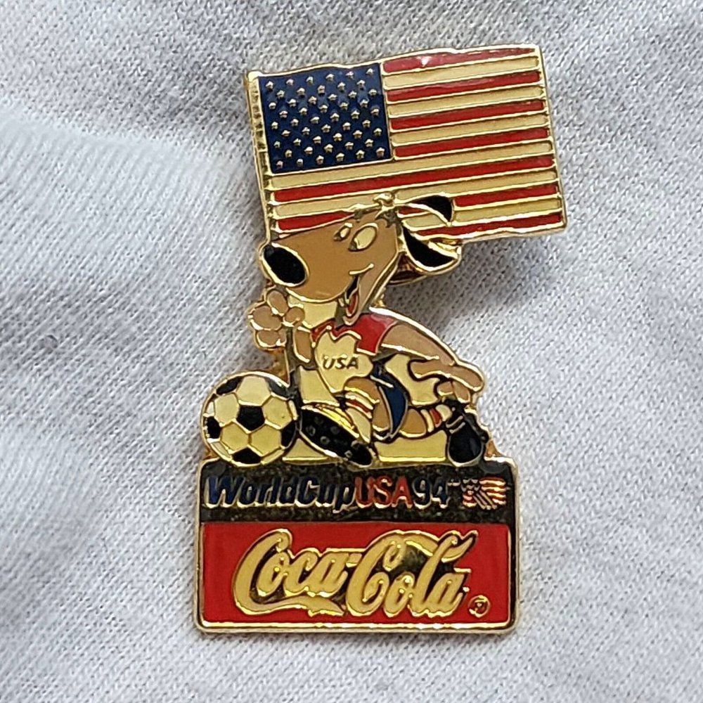 World Cup FIFA USA 1994 Coca Cola Vintage‎ Lapel Pin Stryker the Mascot USA Flag